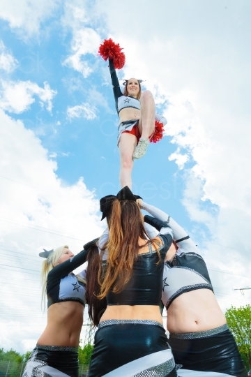 Cheerleader machen eine Hebefigur mit Puschel 20120506_0555 