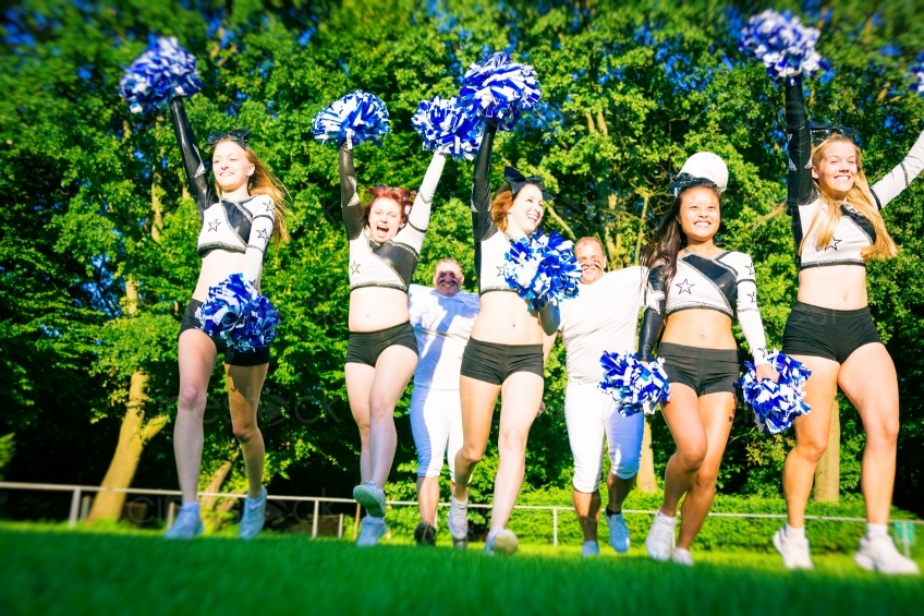 Cheerleaderinnen und Football Spieler 20130811-cheer-0979