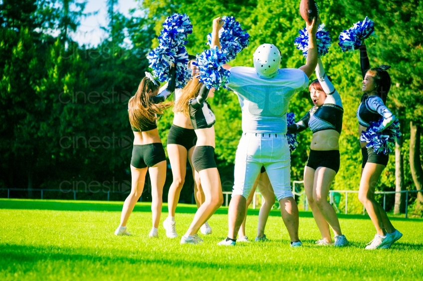 Cheerleaderinnen und Football Spieler 20130811-cheer-1055