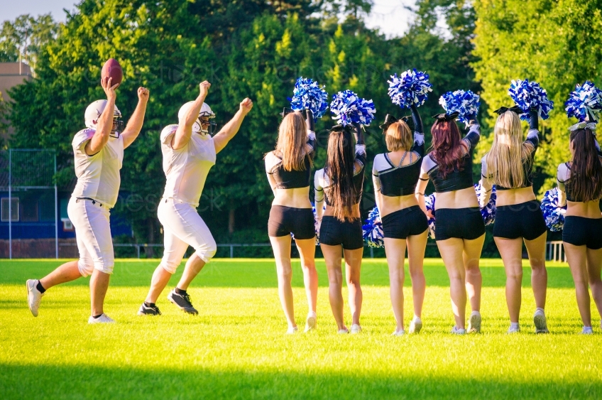 Cheerleaderinnen und Football Spieler 20130811-cheer-1142