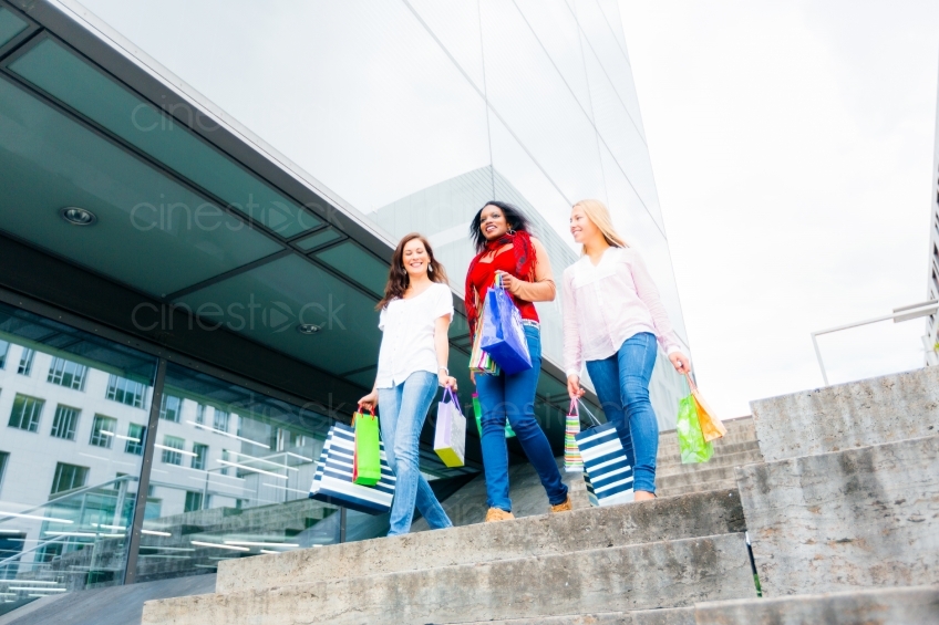 Drei Frauen mit ihren Einkaufstaschen laufen Treppe hinunter 20120807-578