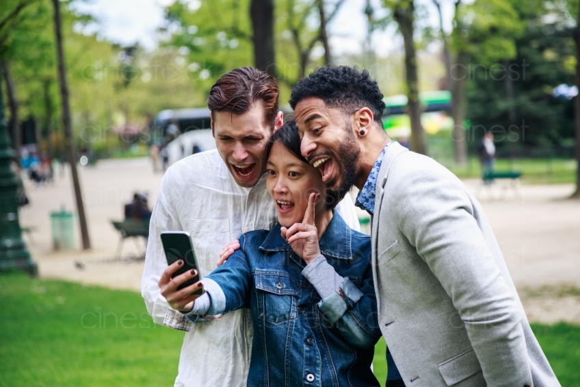 Drei Freunde machen ein Selfie vor dem Eiffelturm 20160426