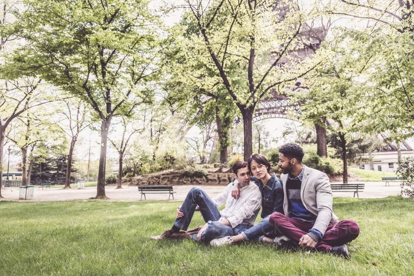 Drei Freunde sitzen im Gras vor dem Eiffelturm 20160426