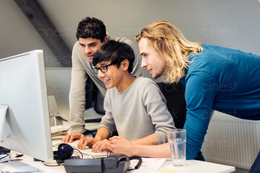 Drei Kollegen schauen auf einen Monitor 20150510-0902