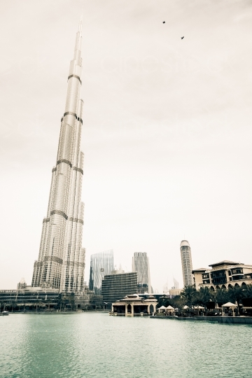 Dubai Wolkenkratzer im Himmel 20140313-0107