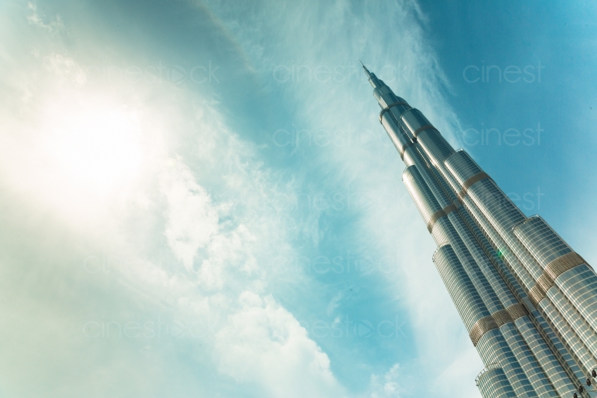 Dubai Wolkenkratzer im Himmel 20140313-0115