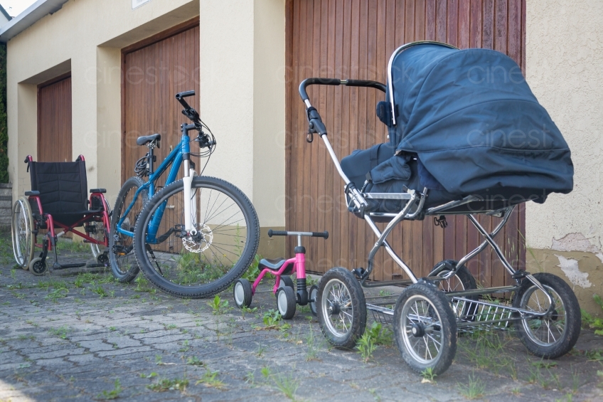 Ein Kinderwagen, drei Fahrräder und ein Rollstuhl 5D3_7279