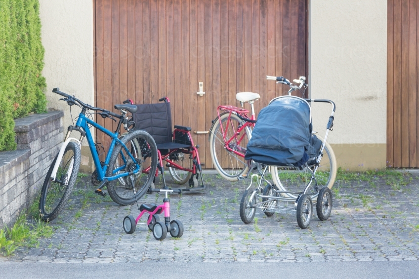 Ein Kinderwagen, ein Rollstuhl und drei Fahrräder 5D3_7257 