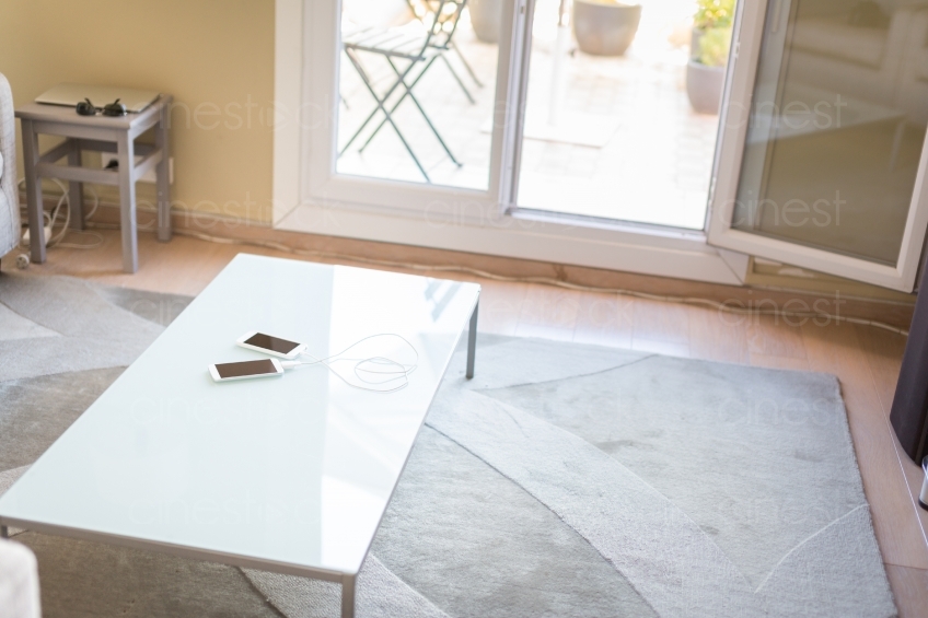 Ein Wohnzimmer mit zwei Smartphones auf dem Tisch 20160823