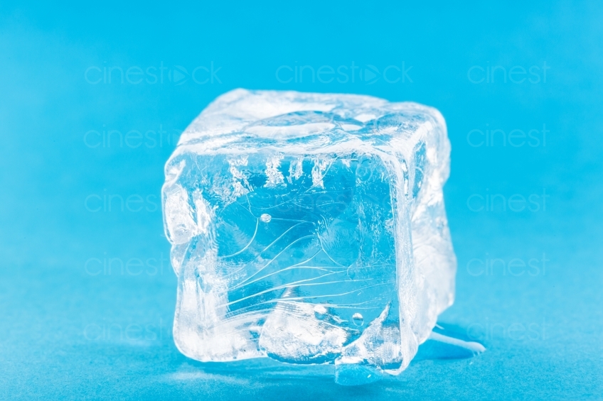 Eiswürfel vor blauem Hintergrund 20130114