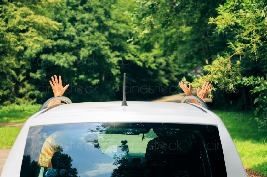 Eltern winken aus Auto bei Abfahrt 20120810-843