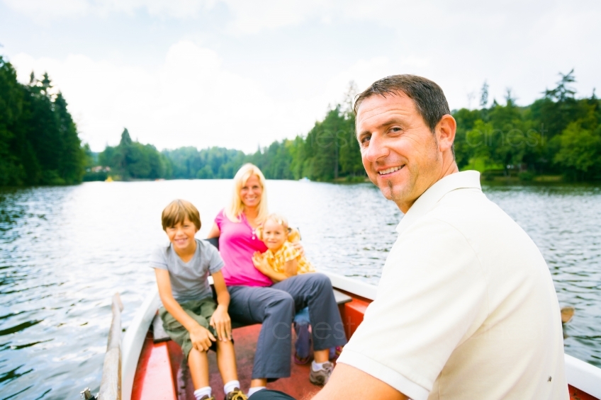 Familie im Boot und Vater im Vordergrund 20120810-566