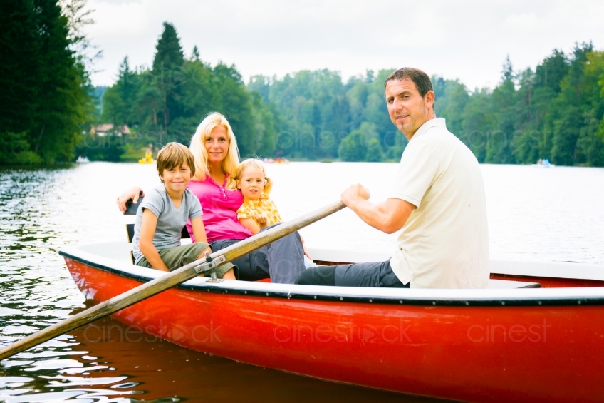 Familie in Boot auf See mit Hintergrund 20120810-579