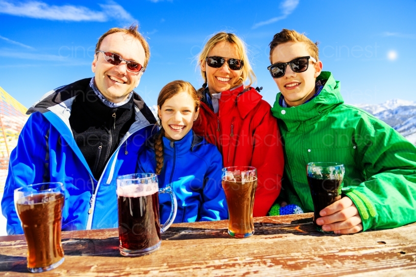 Familie mit Getränken in den Bergen 20130316