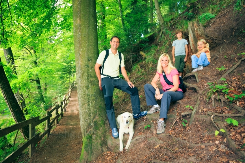 Familie mit Hund an Waldhang 20120810-104