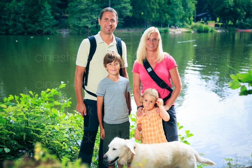 Familie mit Hund vor See 20120810-329 Kopie