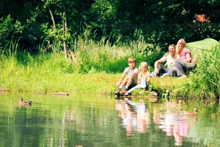 Familie mit Zelt an See 20120810-673