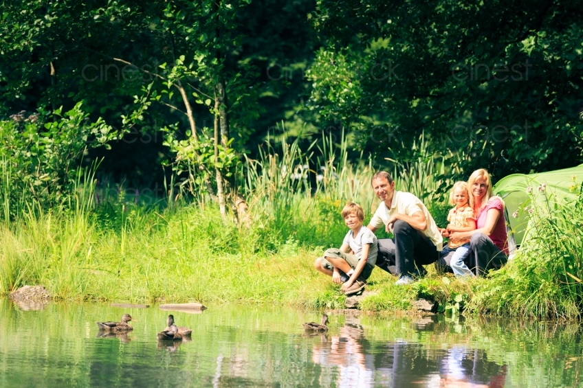 Familie mit Zelt an See und Enten 20120810-663