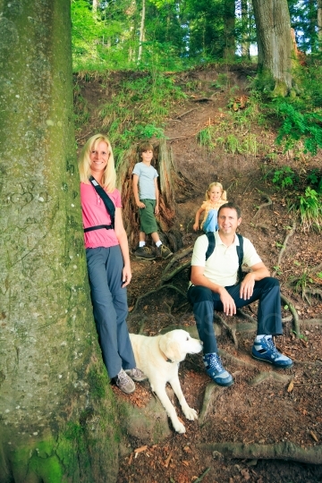 Familie posiert an Waldhang 20120810-99 