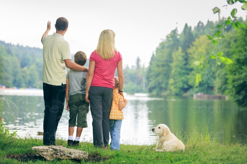 Familie steht am See mit Hund 20120810-828