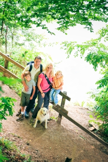 Familie und Hund stehen an Waldpfad und schauen gen Kamera 20120810-140