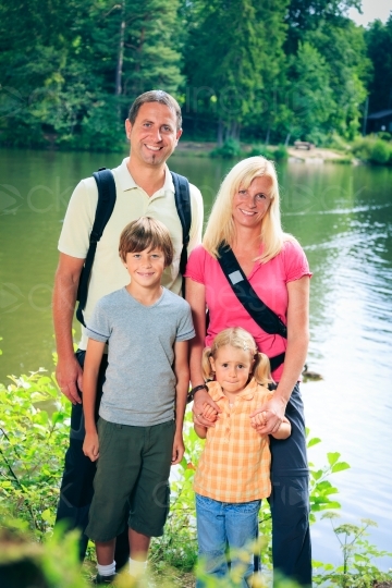 Familie vor See 20120810-335