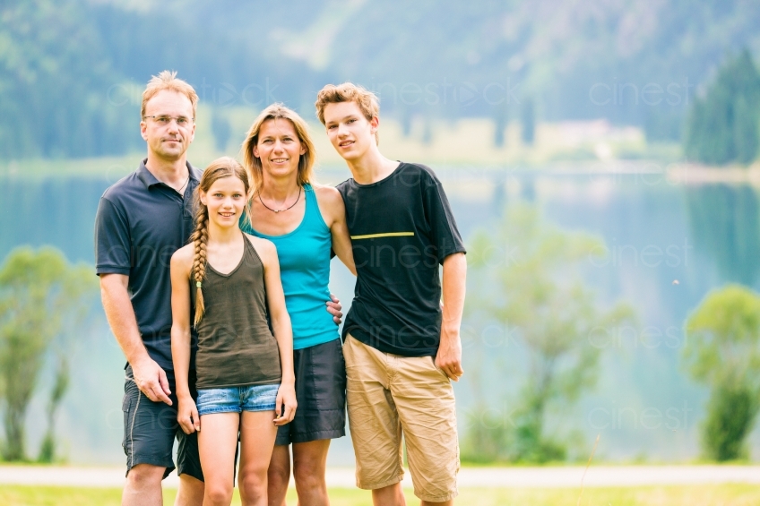 Familie vor See 20130805-2488