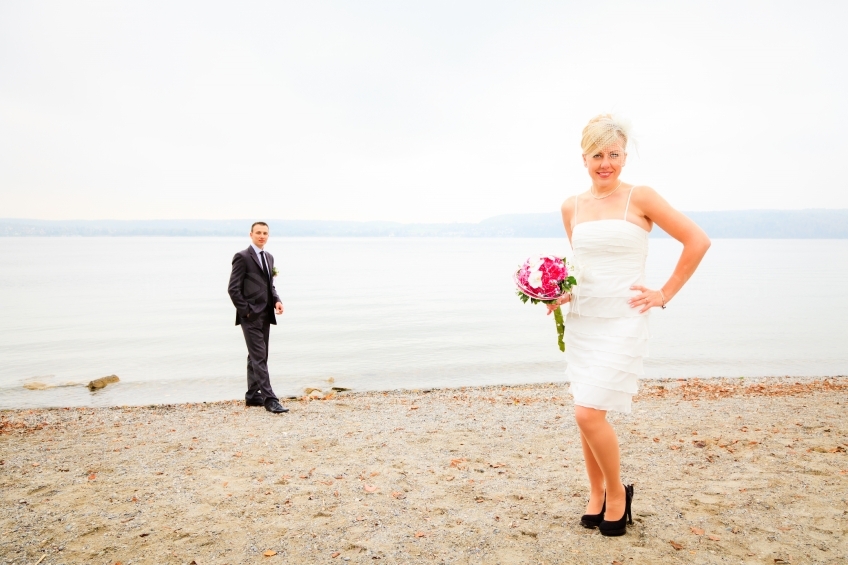 Fotoshooting Brautpaar am Wasser 
