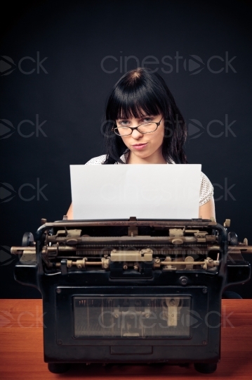 Frau an der Schreibmaschine 20110429_0077 