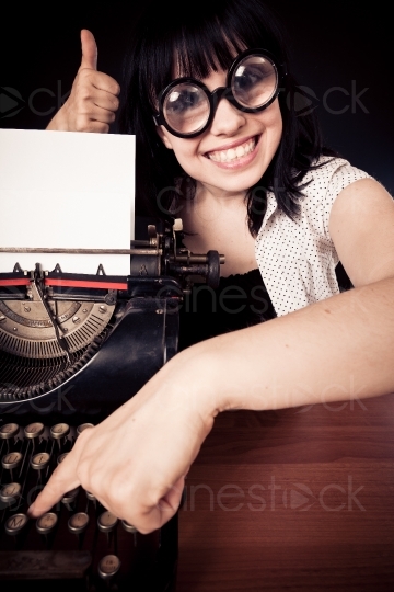 Frau an der Schreibmaschine 20110429_0097 