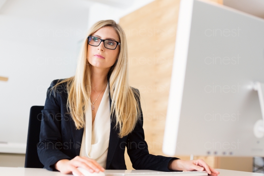 Frau arbeitet am Bildschirm im Büro 20130720-0324