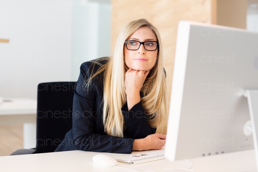 Frau arbeitet am Bildschirm im Büro 20130720-0333