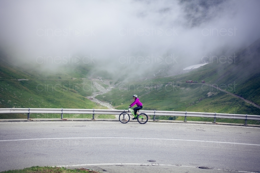 Frau auf Mountainbike aus Distanz vor Nebel 20150817-0282