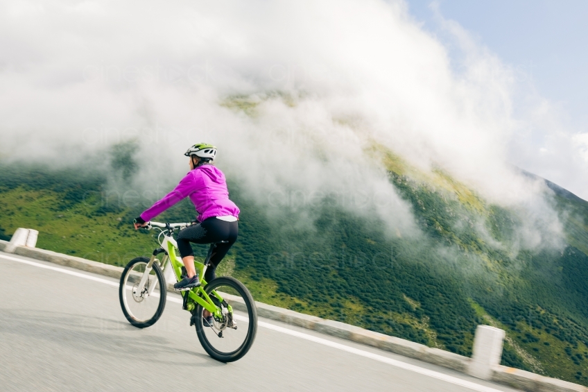 Frau auf Mountainbike Rückenansicht vor Dunstwolke 20150817-0192 