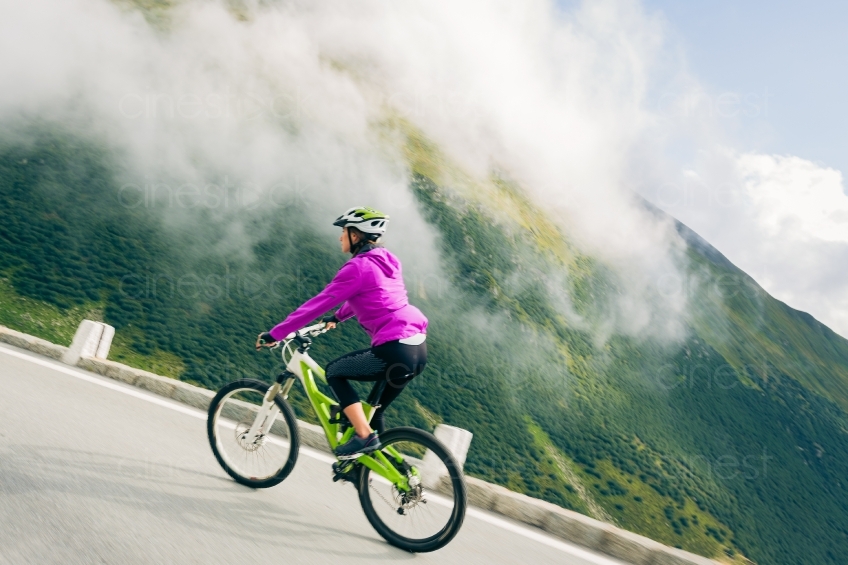 Frau auf Mountainbike Seitenansicht 20150817-0189 