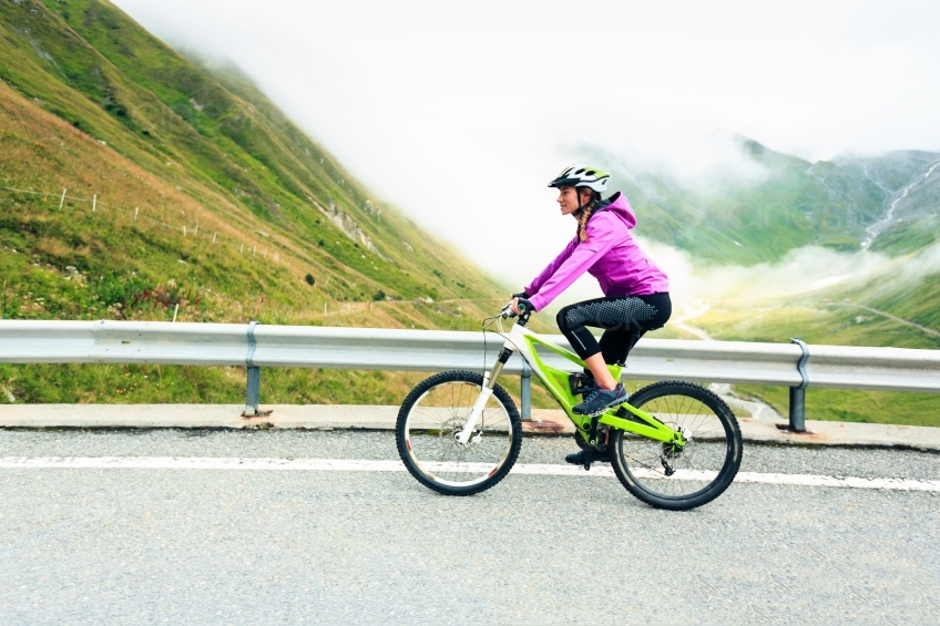 Frau auf Mountainbike vor Bergen 20150817-0341