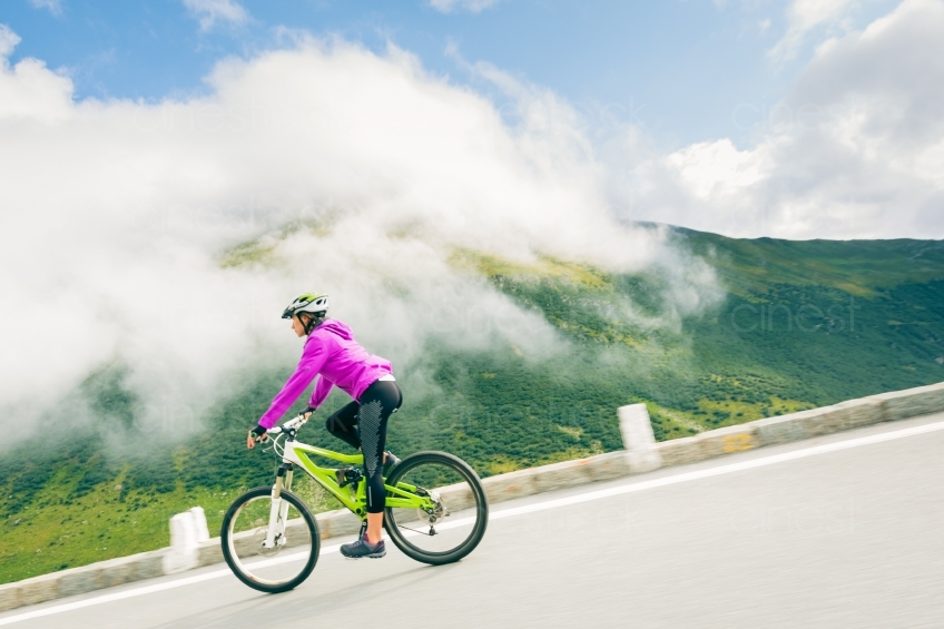 Frau auf Mountainbike vor Nebelwolke 20150817-0196