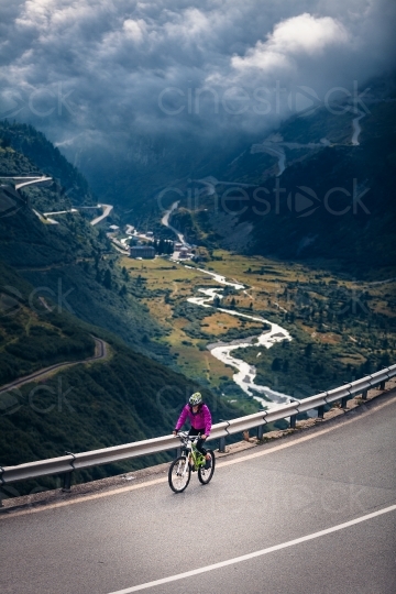 Frau auf Mountainbike vor Panorama 20150817-0272 