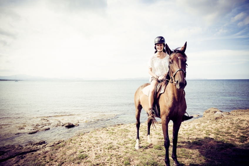 Frau auf Pferd vor Meer 20130911-mallorca-2536