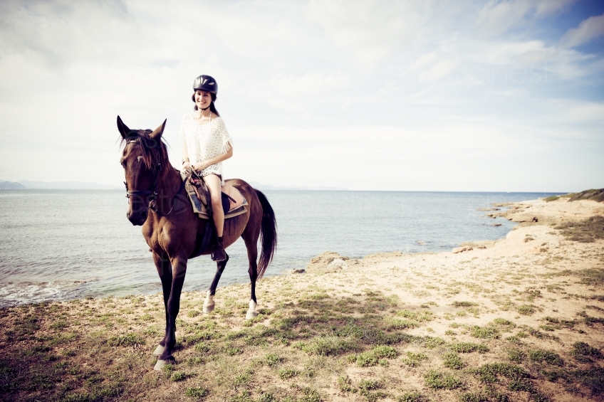Frau auf Pferd vor Meer 20130911-mallorca-2560