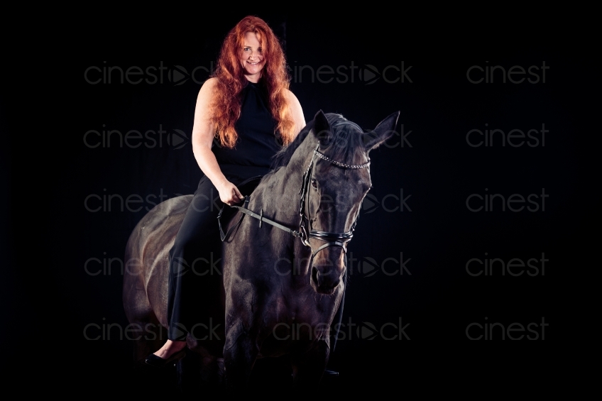 Frau auf Schwarzem Pferd 20150913-0342