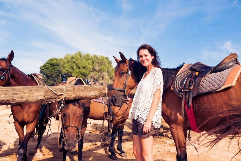 Frau bei Pferden 20130911-mallorca-2650