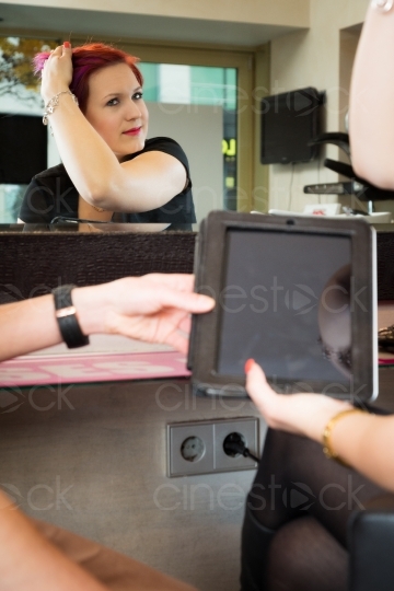 Frau fasst sich vor Spiegel ins Haar 20121112-66