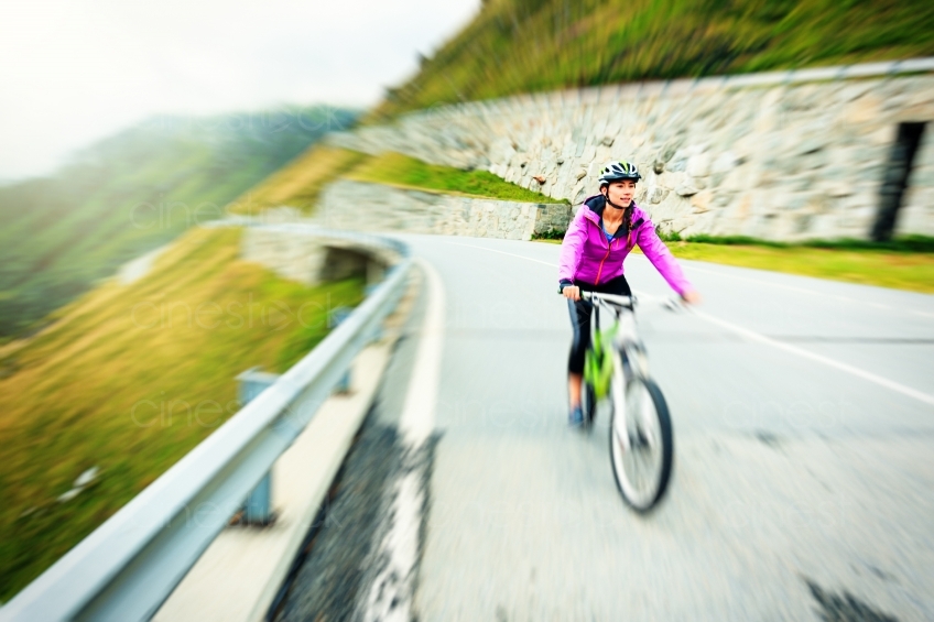 Frau fährt downhill auf Mountainbike 20150817-0321 