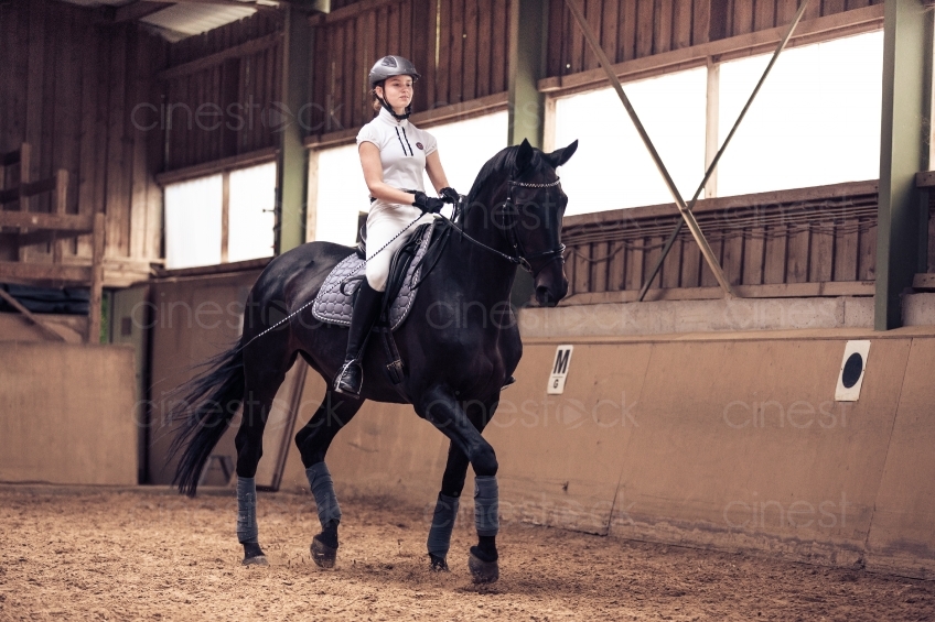 Frau Galoppiert mit Pferd in Halle 20150913-0539