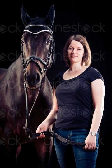 Frau hält Pferd 20150913-0296 
