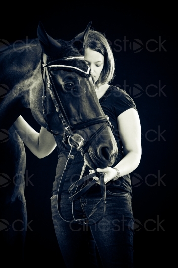 Frau hält Pferd 20150913-0298 