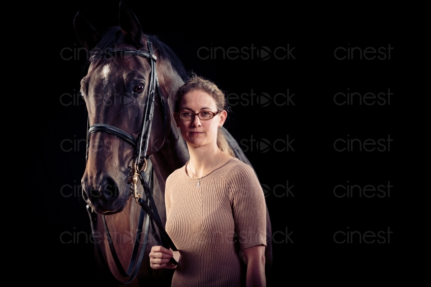 Frau hält Pferd 20150913-0386