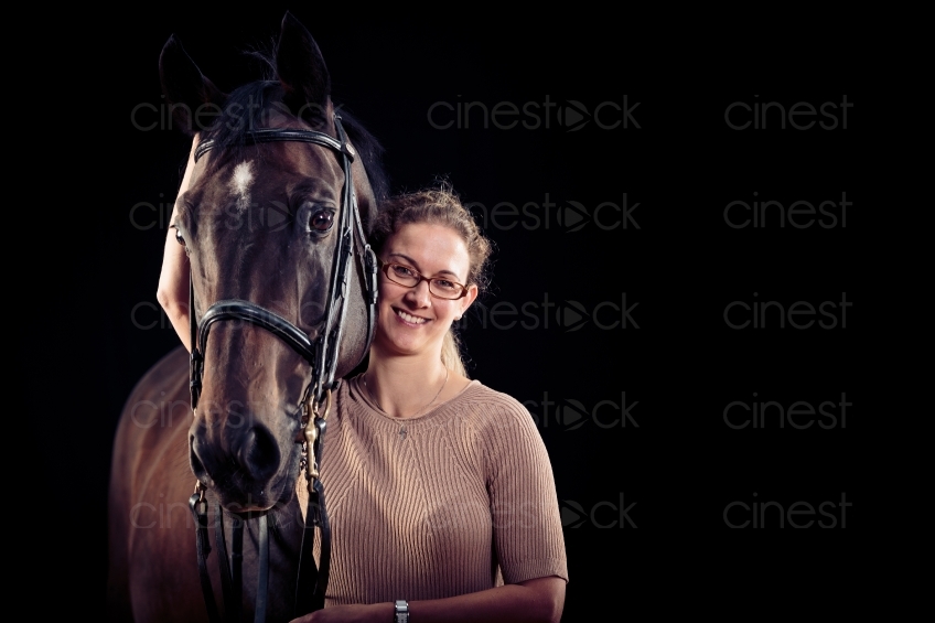 Frau hält Pferd 20150913-0392 