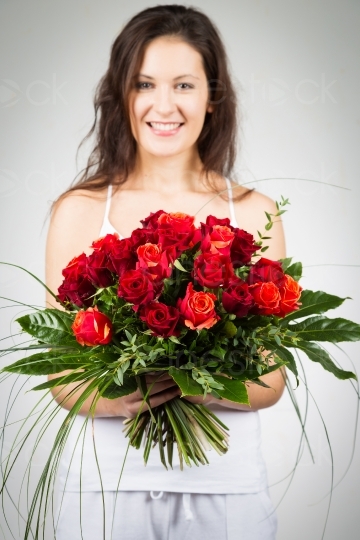 Frau hält rote Rosen in den Händen 20121130